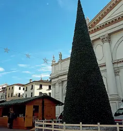  ??  ?? «Natale a Bassano» Si comincia oggi con l’accensione dell’albero di Piazza Libertà