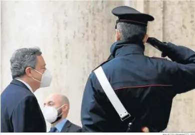  ?? MAURIZIO BRAMBATTI / EFE ?? Mario Draghi, ex presidente del Banco Central Europeo, entra ayer en la Cámara de Diputados italiana.