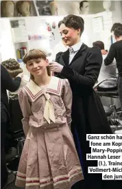  ??  ?? Ganz schön hakelig, die Mikrofone am Kopf zu befestigen. Mary-Poppins-Darsteller­in Hannah Leser hilf Flavia dabei (l.), Trainerin Melanie Vollmert-Michaelis verkabelt den jungen Liam.