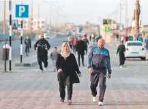  ??  ?? Palestinos caminan por la costanera de Gaza. Las facciones antagónica­s (Hamás y Fatah) discuten futura unidad.