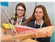  ?? FOTO: BECKERBRED­EL ?? Elisabeth Wegard und Jill Molter aus St. Wendel gewannen den Technik-Preis mit ihrem Projekt „Das fliegende Papier“.
