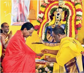  ??  ?? A HIGHER LOGIC KCR at the ‘sahasra chandi’ yagam at his farmhouse