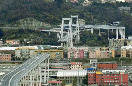  ??  ?? Il crollo Il tratto del ponte Morandi di Genova crollato il 14 agosto dello scorso anno: 43 i morti. Il viadotto era stato costruito negli anni Sessanta