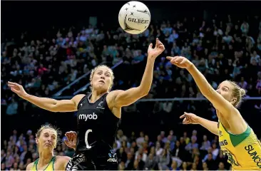  ?? GETTY IMAGES ?? Laura Langman and Courtney Bruce vie for possession during last night’s netball test in Wellington.