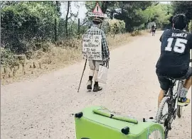  ?? JAVIER ORTEGA FIGUEIRAL ?? Un hombre protesta por los ciclistas en la carretera de las Aigües