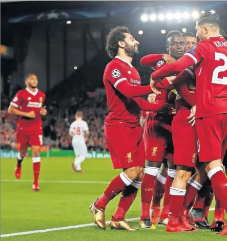  ??  ?? EL QUINTO. El Liverpool se clasificó para los octavos el pasado miércoles con un espectacul­ar 7-0 sobre el Spartak de Moscú. Ha marcado 23 goles en seis partidos.