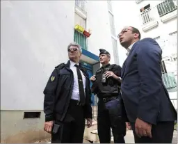  ?? (Photo Jean-françois Ottonello) ?? Hier, les autorités (ici le préfet des Alpes-maritimes, Bernard Gonzalez, le DDSP Frédéric Pizzini et Anthony Borré) se sont rendus aux Moulins, après la fusillade du matin.