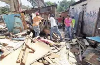  ?? FUENTE EXTERNA ?? Desalojo. Brigadas iniciaron ayer la destrucció­n de casas en Los Guandules para la construcci­ón del proyecto Nuevo Domingo Savio.