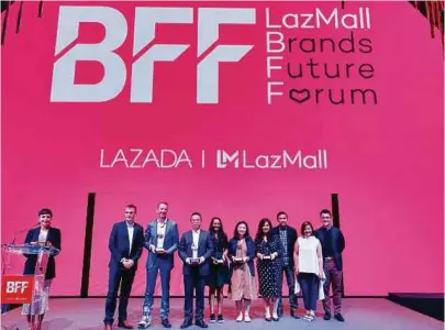  ??  ?? Lazada handed out awards to top-performing brands at the event.