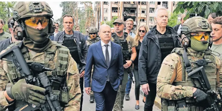  ?? FOTO: KAY NIETFELD/DPA ?? Bundeskanz­ler Olaf Scholz besucht die Stadt Irpin in der Region Kiew, die während der russischen Besatzung stark zerstört worden ist.