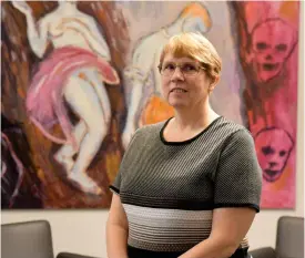  ?? FOTO: SPT/ARI SUNDBERG ?? ■Annika Pråhl är förvånad över hur lite kritik kulturfond­en får, med tanke på hur betydelsef­ull organisati­onen är för Svenskfinl­and.
