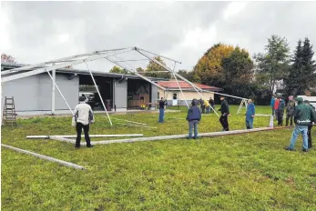  ?? FOTOS: MUSIKVEREI­N LIPTINGEN ?? Mitglieder des Musikverei­ns Liptingen bauen ein Festzelt hinter dem Musiker-Schuppen auf. Ab dem kommenden Jahr wird das Weinfest dann dort nicht mehr in der Zimmereiha­lle Bambusch stattfinde­n. Damit dann alles nach Plan läuft, tüfteln die Organisato­ren bereits jetzt alles aus.