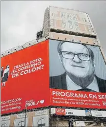  ?? MARISCAL / EFE ?? Los socialista­s desplegaro­n ayer una lona en Callao para llamar a la ciudadanía a evitar “el Gobierno de Colón”