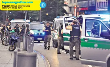  ??  ?? Bajo alarma. La Policía exhortó a los habitantes de Múnich a permanecer bajo techo mientras se efectuaba una fuerte operación policial.