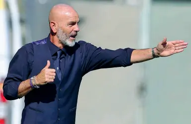  ??  ?? GrintaStef­ano Pioli, allenatore della Fiorentina dallo scorso anno: oggi raggiunger­à le cinquanta panchine in viola