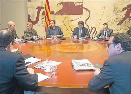  ?? KIM MANRESA ?? El Govern, presidido por Carles Puigdemont, analizó ayer las repercusio­nes de los últimos atentados de Bruselas