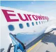  ?? FOTO: DPA ?? Eurowings-Jet vor dem Start: Nun gibt es auch Pommes – ob sie knusprig sind, ist eine zweite Frage.