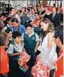  ??  ?? Visita. Miss Universo 2017 en la entrega de canastas.