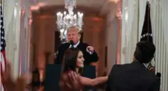  ?? EVAN VUCCI, AP / NTB SCANPIX ?? President Donald Trump retter pekefinger­en mot CNN-reporter Jim Acosta mens han blir fratatt mikrofonen under en pressekonf­eranse i Det hvite hus onsdag.