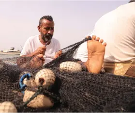  ??  ?? SOME OF Yemen’s Red Sea fishermen return to port the same day after an unlucky cruise.