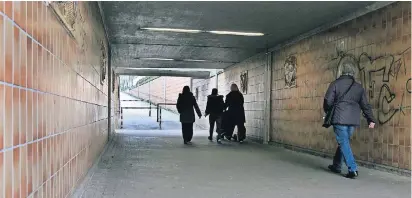  ?? FOTO: A. TINTER ?? Der Tunnel unter der Bahnlinie an der Rheydter Straße wird von vielen Passanten als zu dunkel empfunden. Die CDU fordert eine zusätzlich­e Beleuchtun­g.