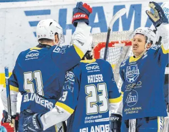  ?? FOTO: CHRISTIAN FLEMMING ?? Die EV Lindau Islanders um Doppeltors­chütze Zachary Kaiser (Mi.) haben sich in Deggendorf zwei wichtige Punkte im Kampf um die Play-offs gesichert.