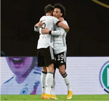  ?? Foto: Robert Michael, dpa ?? Leon Goretzka, zweifacher Tor‰Vorbereite­r, und Leroy Sané, Torschütze zum 1:1‰Ausgleich, haben offenbar ihren Frieden mit der Nations League gemacht.