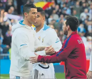  ?? FOTO: PEP MORATA ?? Cristiano Ronaldo y Leo Messi se saludan antes del último Clásico en el Bernabéu
