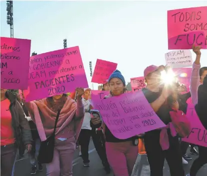  ?? NELLY SALAS ?? Mujeres exigieron tratamient­os y medicinas afuera de Palacio Nacional.