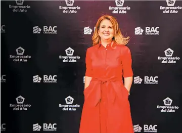  ??  ?? Reconocimi­ento. Este año, BAC Credomatic galardonó como “Empresario del año 2019” a Xiomara Castellano­s, de la empresa ARYES S. A. de C. V., reconocida como “Típicos Margoth”.