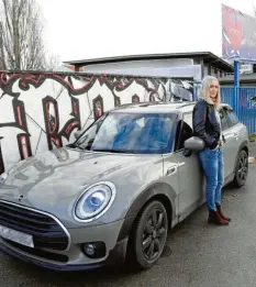  ??  ?? Die Augsburger­in Claudia Dirwelat ärgert sich über die Methoden der Firma. Ihr Auto wurde mitten in der Nacht mitgenomme­n.