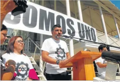  ?? REPORTAJE GRÁFICO: JORDI LANDERO ?? Aurora Águedo y Antonio Garrido, en la puerta del ayuntamien­to puntaumbri­eño.