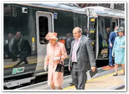  ?? JACK BOSKETT. ?? Having just alighted from 800003, HM The Queen is escorted along Platform 8 at London Paddington by Great Western Railway Managing Director Mark Hopwood.