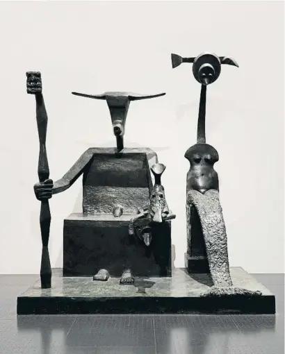  ?? . ?? ¿Vienes a la escultura? ‘Capricorne’ (1948) de Max Ernst, decoró el jardín de la casa de Arizona donde el artista vivió junto a Dorothea Tanning. Se casaron en una doble boda con la pareja Man Ray- Juliette Browne.