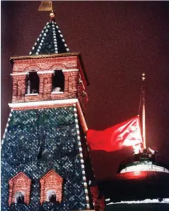  ?? Foto: picture-alliance/dpa ?? Die Sowjetmach­t streicht am 25. 12. 1991 die Flagge.