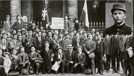  ?? FOTO VHÚ ?? Nástup na frontu. Skupina českých dobrovolní­ků před odjezdem z Paříže do Bayonne 23. srpna 1914. Josef Pultr je ve výřezu vpravo nahoře.