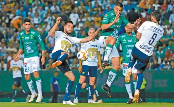  ??  ?? El partido de anoche fue de mucho esfuerzo para la defensa de Universida­d