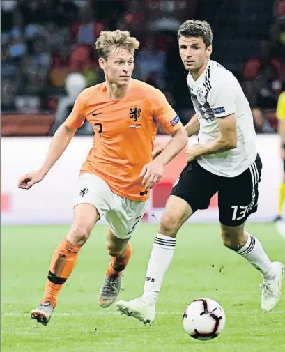  ?? PIROSCHKA / REUTERS ?? Frenkie de Jong escapant-se de Thomas Müller dissabte al Johan Cruyff Arena