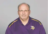  ?? AP FILE PHOTO ?? Vikings offensive line coach Tony Sparano has died at the age of 56. The Vikings say he died early Sunday but did not give a cause of death. He had been the Vikings’ offensive line coach since 2016. Sparano began his NFL coaching career in 1999 and had...