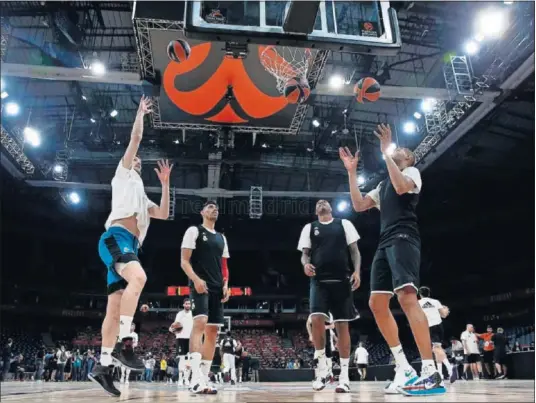  ??  ?? PREPARADOS. Ognjen Kuzmic, Gustavo Ayón, Trey Thompkins y Walter Tavares, en el entrenamie­nto de ayer, previo a la final de la Euroliga de esta tarde en el Stark Arena.