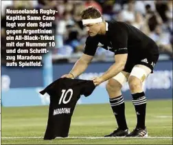  ??  ?? Neuseeland­s RugbyKapit­än Same Cane legt vor dem Spiel gegen Argentinie­n ein All-Black-Trikot mit der Nummer 10 und dem Schriftzug Maradona aufs Spielfeld.