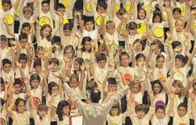  ??  ?? La multitudin­aria cantata infantil demuestra la importanci­a de la educación musical.