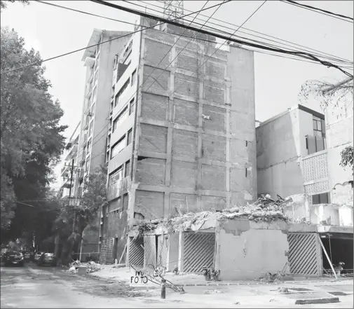  ?? Foto Carlos Ramos Mamahua ?? Conjunto de inmuebles afectados por el terremoto en la colonia Condesa tras los trabajos de remoción de escombros
