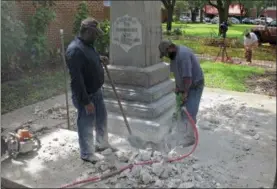  ?? THE ASSOCIATED PRESS ?? Workers begin removing a Confederat­e statue in Gainesivll­e, Fla., Monday, Aug. 14, 2017. The statue is being returned to the local chapter of the United Daughters of the Confederac­y, which erected the bronze statue in 1904. County officials said they...