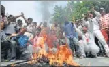  ?? SUSHIL KUMAR ?? East Delhi Municipal Corporatio­n employees protest at EDMC head office in Patparganj on Wednesday