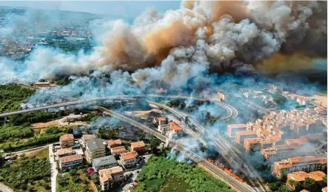  ?? Foto: Italienisc­he Feuerwehr/AP, dpa ?? Seit dem 15. Juni zählte die italienisc­he Feuerwehr gut 37000 Einsätze zum Löschen von Wald‰ und Weidebränd­en.