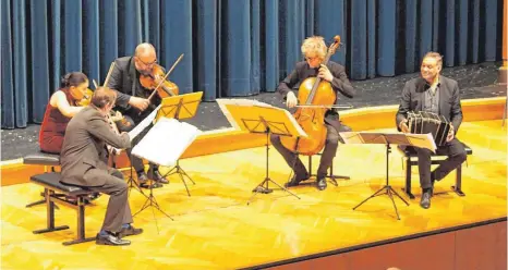  ?? FOTO: GERHARD KREHLIK ?? Ulrich Isfort und Anette Reisinger (Violinen), Tony Nys (Viola), Matthias Diener (Cello) und Victor Villena (Bandoneon) in der Stadthalle.