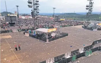  ?? FOTO: DUPKE ?? Zum Auftritt von Rammstein kam es nicht mehr – vorher mussten die Fans das Gelände verlassen.