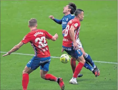  ??  ?? Javi Fuego arrolla a Sangalli dentro del área en la acción del penalti que decidió el partido.