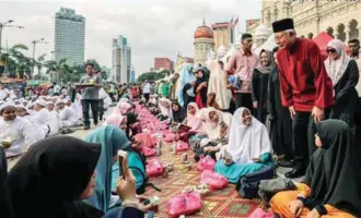  ?? ASHRAF SHAMSUL/THE SUN ?? ... Prime Minister Datuk Seri Najib Abdul Razak talks to Muslims waiting for the breaking of fast at the Ramadan with Iftar@KL 2017 event at Dataran Merdeka in Kuala Lumpur yesterday.